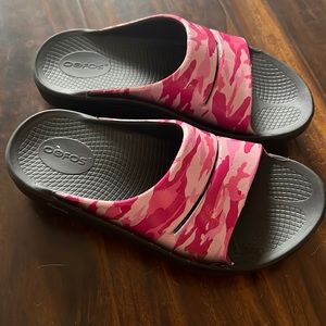 Oofos Pink Camo Slides